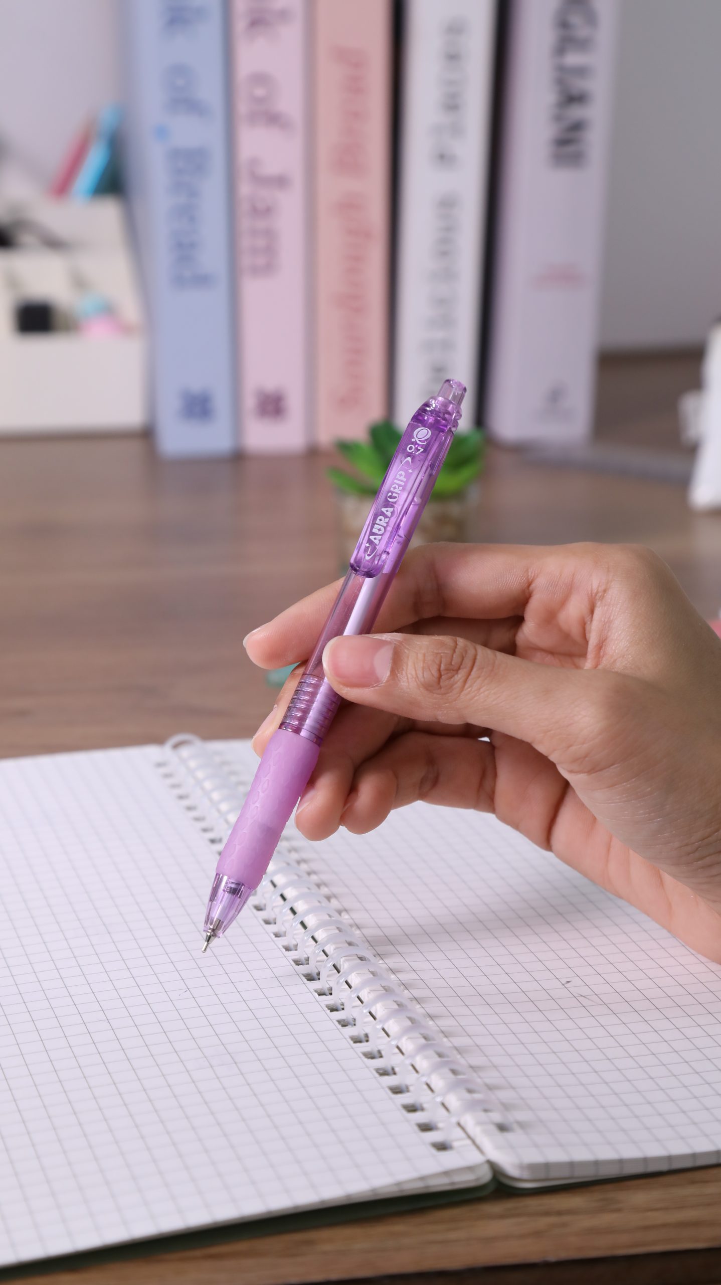 Quantum Geluloid Ball Pen ปากกาลูกลื่นเขียนลื่น